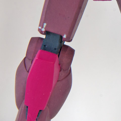 ぺぺろガンダム右ひざ付近の塗装の剥げ